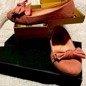 Women’s size 7 Forever Comfort